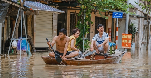 Người dân Thủ đô trở về nhà sau đêm trắng chạy lũ